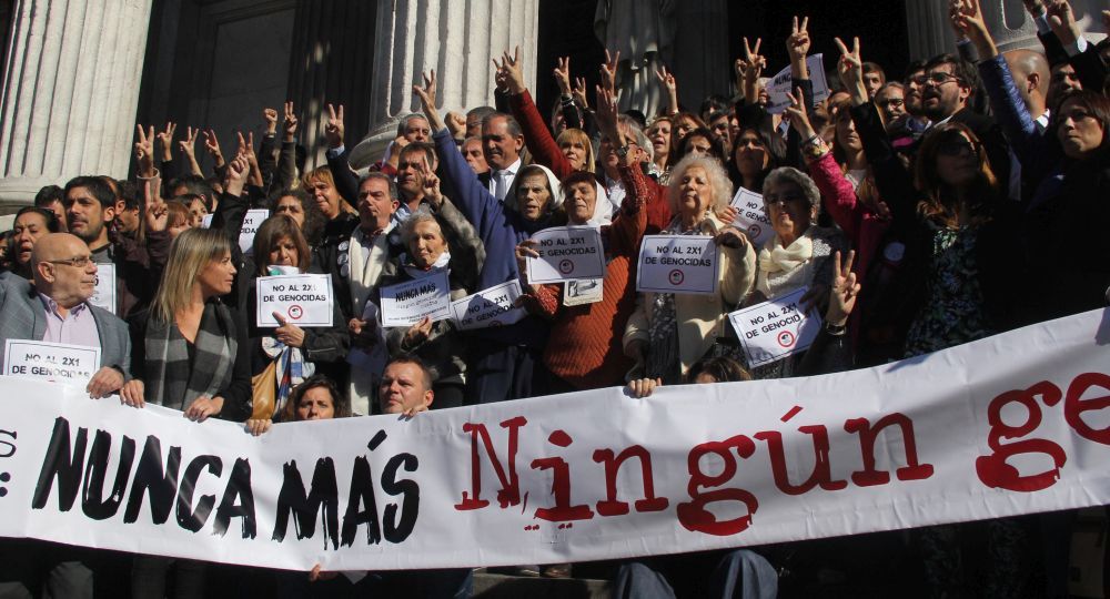 La Asociación de Abuelas de Plaza de Mayo encabezó un acto en repudio al fallo de la Corte (Foto: Ignacio Petunchi)