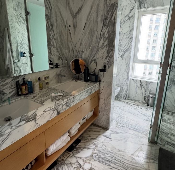 Un baño revestido totalmente con mármol Un baño revestido totalmente con mármol