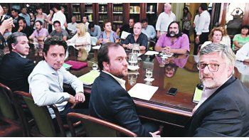 Cara a cara. Los funcionarios de Vidal dispararon ayer el primer encuentro salarial paritario, con la mirada en el inicio de clases del 5 de marzo.