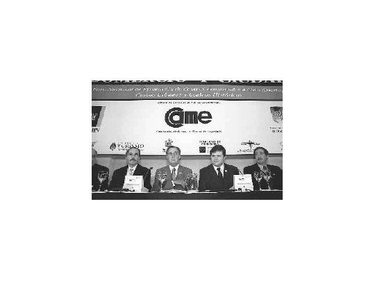 El titular de CAME, Osvaldo Cornide, junto con representantes del sector comercial