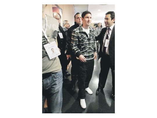 Lionel Messi se acerca a dar la conferencia de prensa tras sufrir el miércoles un golpe en la rodilla.