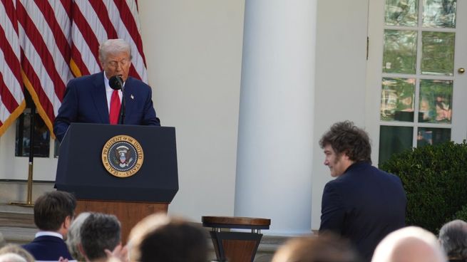 En el homenaje a Charlie Kirk, Donald Trump le pidió a Javier Milei que se pusiera de pie.