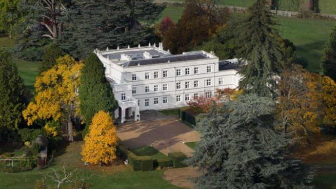 La propiedad tiene 30 habitaciones y 40 hectáreas, dentro de los terrenos del Castillo de Windsor, al oeste de la capital británica.