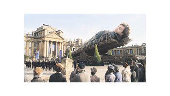 ámbito.com | Jack Black, maniatado por los ciudadanos lilliputienses, en esta nueva y modesta versión de «Los viajes de Gulliver».
