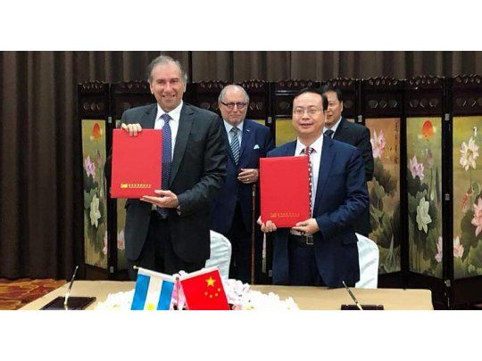 Humberto Schiavoni en la firma del convenio.