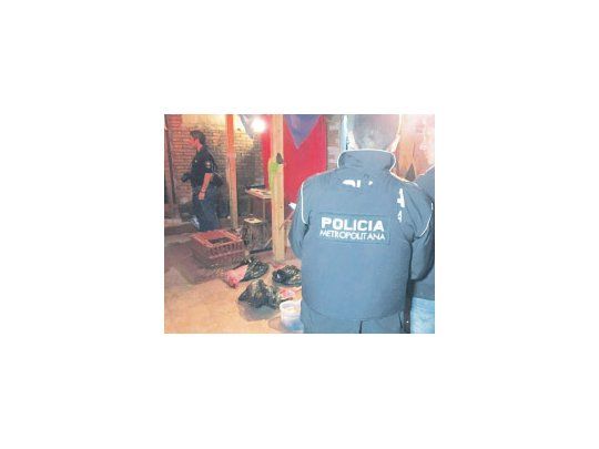 La Policía Metropolitana realizó ayer el operativo en el barrio de La Boca. Había restos de animales y gran cantidad de armas.