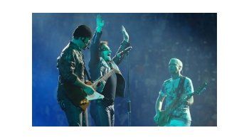 Bono y compañía en el primer show de U2.