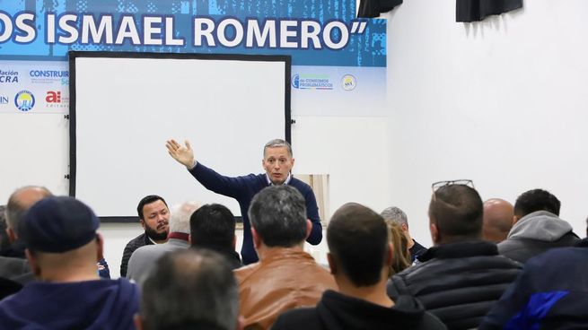 “El Partido Justicialista, tanto a nivel nacional como provincial, está paralizado. Necesitamos una renovación, abrir las puertas y construir un peronismo amplio y plural”, destacó Fernando Gray