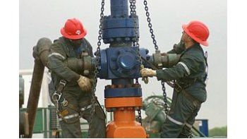 Los petroleros exigen al Gobierno nacional un subsidio para compensar la caída del precio internacional del barril de petróleo.