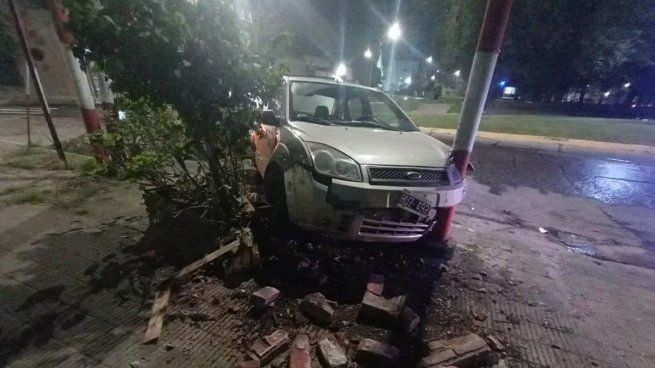Un policía bonaerense terminó incrustando su auto contra el frente de una casa en La Plata