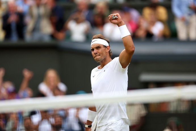 Sigue. Rafael Nadal ganó en el super tiebreak y se metió en la semifinal de Wimbledon.