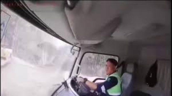 El momento en el que el alud comienza a acercarse al camión. El conductor logró escapar a tiempo.