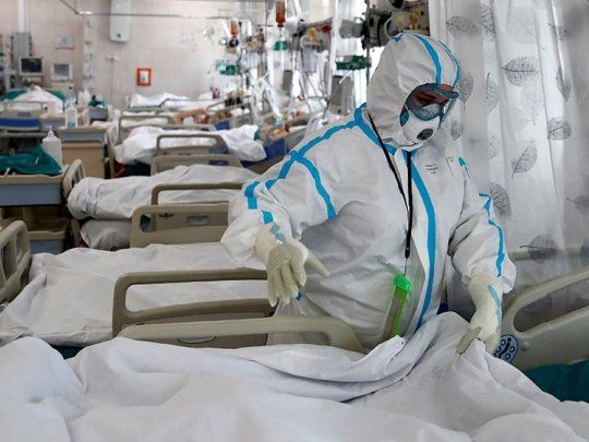 El acompañante y paciente deben comer en distintos momentos: mientras uno come o bebe la otra persona debe permanecer con barbijo y mantener una distancia mínima de 2 metros.