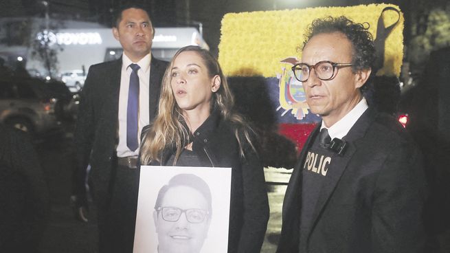 TEMORES. El último debate presidencial en Quito comenzó con un minuto de silencio en homenaje al asesinado Fernando Villavicencio. Christian Zurita, quien sucede a este, se muestra permanentemente con chaleco antibalas.