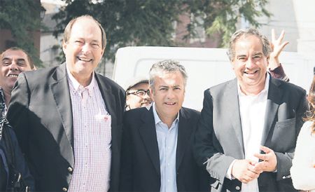 El candidato a gobernador de Fuerza Cívica Riojana (UCR-PRO-Frente Renovador), el radical Julio Martínez, recibió ayer el apoyo del presidenciable Ernesto Sanz y del mandatario electo de Mendoza, Alfredo Cornejo.