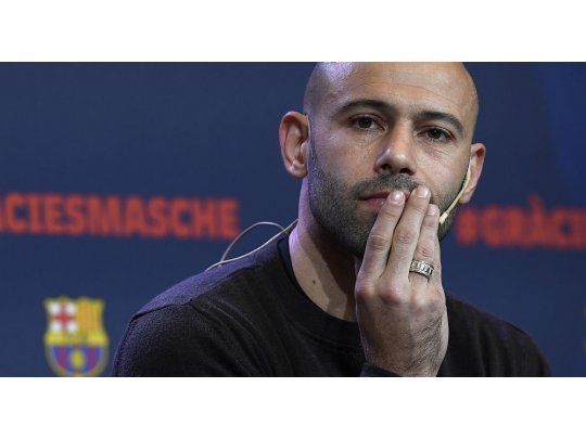 Mascherano dio una conferencia de prensa con todos los trofeos que ganó en el club.