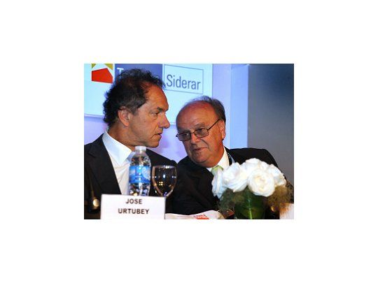 El Gobernador bonaerense, Daniel Scioli, junto al presidente de la UIA, José Ignacio de Mendiguren, durante el acto de apertura de la 18va Conferencia Industrial Argentina.