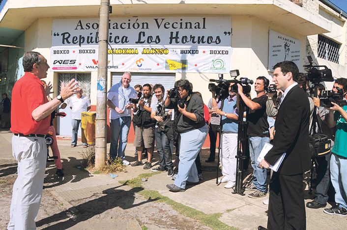 El exgobernador de Santa Fe Jorge Obeid regresa a la Cámara de Diputados en la que ya representó a su provincia. Ayer, después de votar, se presentó ante la prensa, que lo rodeó en las afueras de una escuela.
