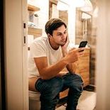 Un estudio científico advirtió que usar el celular mientras se está sentado en el inodoro puede elevar el riesgo de desarrollar hemorroides. Un estudio científico advirtió que usar el celular mientras se está sentado en el inodoro puede elevar el riesgo de desarrollar hemorroides.