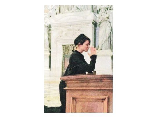 Se lookeó Vicky Xipolitakis para ir a ver al Papa. Túnica negra y casquete, para posar en la Plaza San Pedro y luego orar. Dijo que está “angelada”.