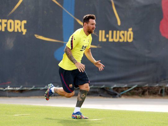 Lionel Messi estrenó botines en su regreso a las prácticas con Barcelona.