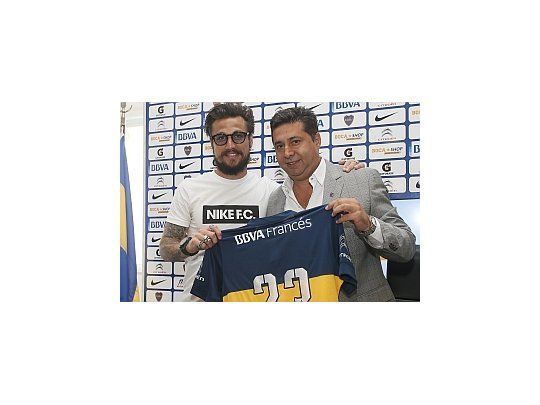 Osvaldo y el presidente Angelici, en la presentación del futbolista.