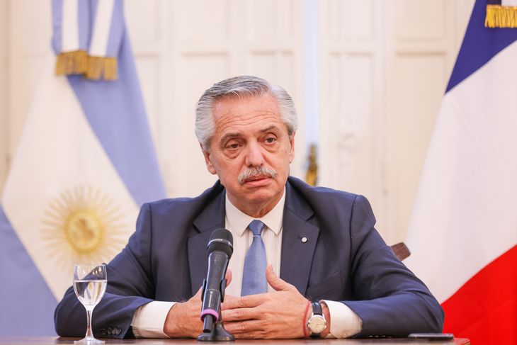 Alberto Fernández en la Embajada de Argentina en Francia.