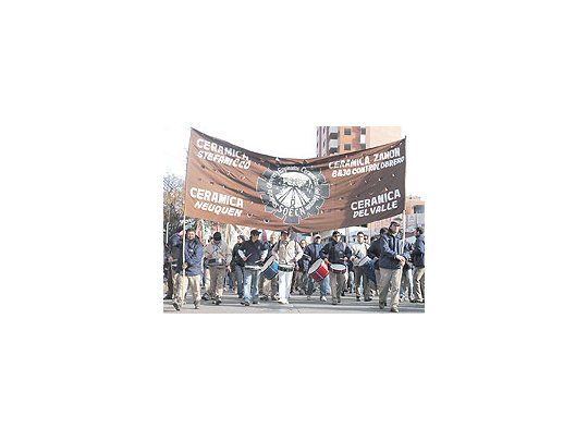 Restringir la producción llevó a reducciones de la jornada laboral y la suspensión de trabajadores,como el caso de los de la industria cerámica, que ayer se manifestaron por lascalles neuquinas.