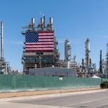 La ley Jones fue sancionada hace más de 100 años y exige que las mercancías transportadas por agua entre puertos estadounidenses sean en buques construidos, propiedad, abanderados y tripulados por norteamericanos. La ley Jones fue sancionada hace más de 100 años y exige que las mercancías transportadas por agua entre puertos estadounidenses sean en buques construidos, propiedad, abanderados y tripulados por norteamericanos.