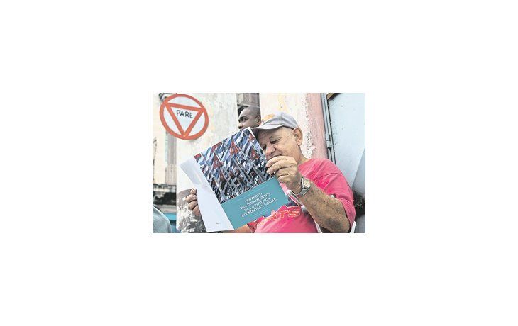 Los cubanos buscaron ayer con afán hacerse del texto del plan económico oficial que será presentado al próximo Congreso del Partido Comunista. Observadores dicen que la isla está ante el comienzo de un «modelo chino» que, si bien no abandona de manera oficial el socialismo, introduce elementos masivos de capitalismo controlado por un Estado autoritario.