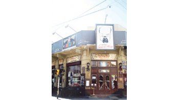 ámbito.com | La emblemática Esquina Homero Manzi está entre las casas de tango que siguen «a pérdida», según fuentes del sector; para adecuarse a la crisis, todas achicaron sus shows y bajaron sus precios para atraer al público local.