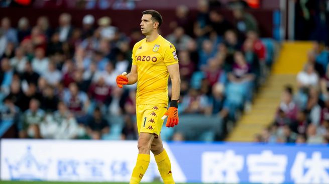 Dibu Martínez no pudo evitar una estrepitosa caída de Aston Villa.
