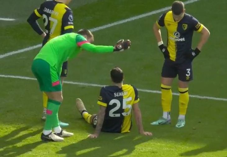 The Argentine defender Marcos Senesi was injured after 12 minutes and when he left the field he slipped to his coach: The Argentine defender Marcos Senesi was injured after 12 minutes and when he left the field he slipped to his coach:
