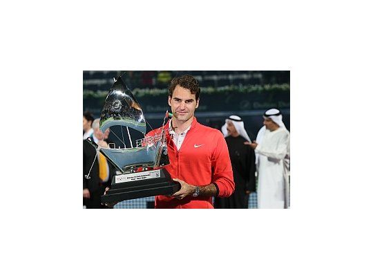 Roger Federer, con su sexto trofeo de Dubai.