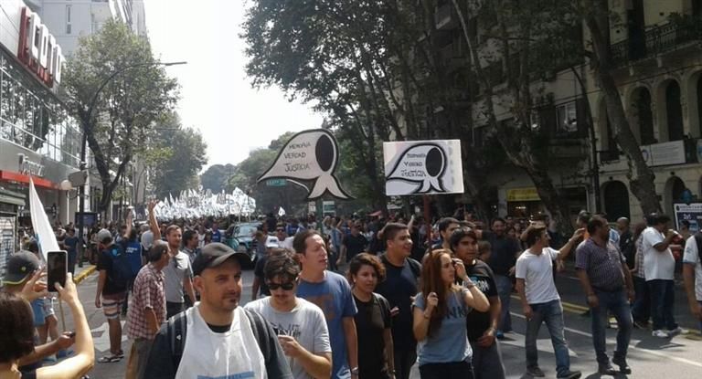 En multitudinaria marcha, organismos de DDHH lanzaron duras críticas al Gobierno (foto 2)