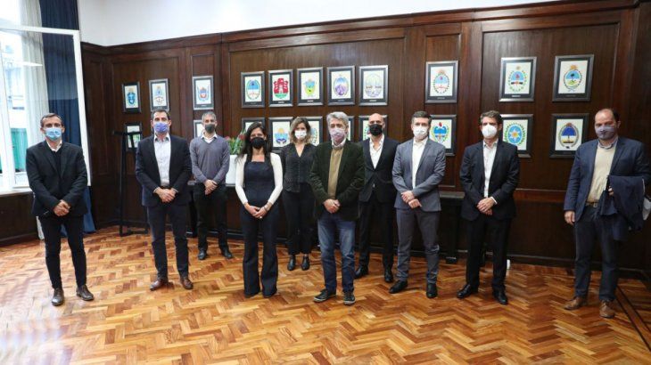 Participaron del encuentro Guillermo Calcagno de Coto, Nicolás Braun de La Anónima, Pablo Lorenzo de Carrefour, Joaquín Santacoloma de Cencosud, Martín Tolcachir de Día, Ramón Quagliata de Libertad, Juan Quiroga de Changomás, Juan Vasco Martínez, director de la Asociación de Supermercados Unidos (ASU).