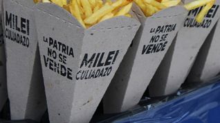 Cordobeses opositores reciben a Milei con un&nbsp; papafritazo.&nbsp;