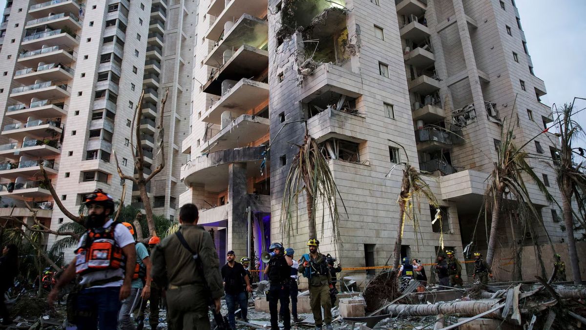 Iran launched ballistic missiles against Israel and there are at least 240 dead since the beginning of the conflict
