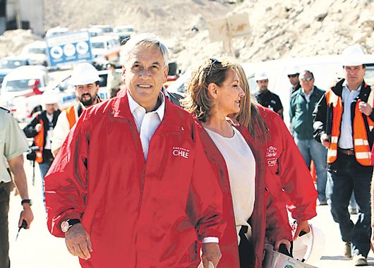 El presidente de Chile, Sebastián Piñera, llegó con su esposa a la tarde a la mina San José. Se dejó ver, fotografiar y filmar, y se dirigió largamente a los periodistas presentes, en español y en inglés.