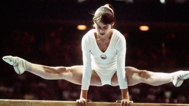 La historia de la gimnasta que logró el primer 10 en la historia de los Juegos Olímpicos.