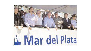ámbito.com | Felipe Solá, flanqueado por el vicepresidente Daniel Scioli y el intendente DanielKatz, lanzó ayer la temporada en Mar del Plata. Hoy asumirán los consejeros del PJ, y mañana el gobernador bonaerense dará a conocer su línea interna.
