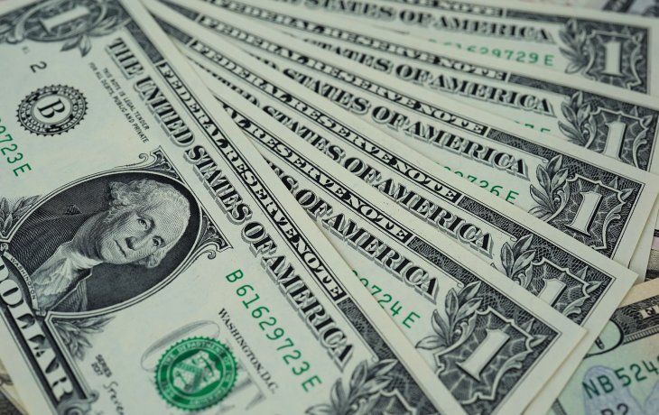 En una jornada cambiaria atípica el dolar blue se disparó superando al MEP.
