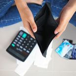 El Frente Amplio impulsa una ley para aliviar deudas y reducir intereses en créditos. El Frente Amplio impulsa una ley para aliviar deudas y reducir intereses en créditos.