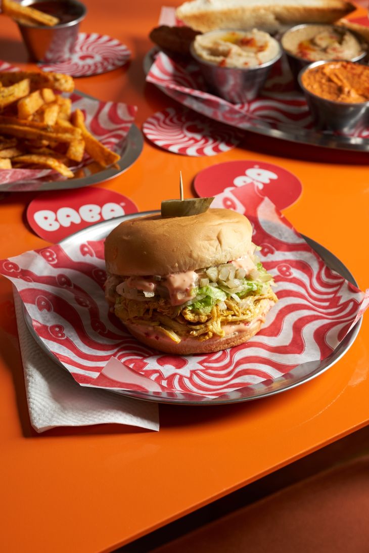 El Curry Chicken Sandwich (pollo frío con mayo chilli picante) en BABA House. El Curry Chicken Sandwich (pollo frío con mayo chilli picante) en BABA House.