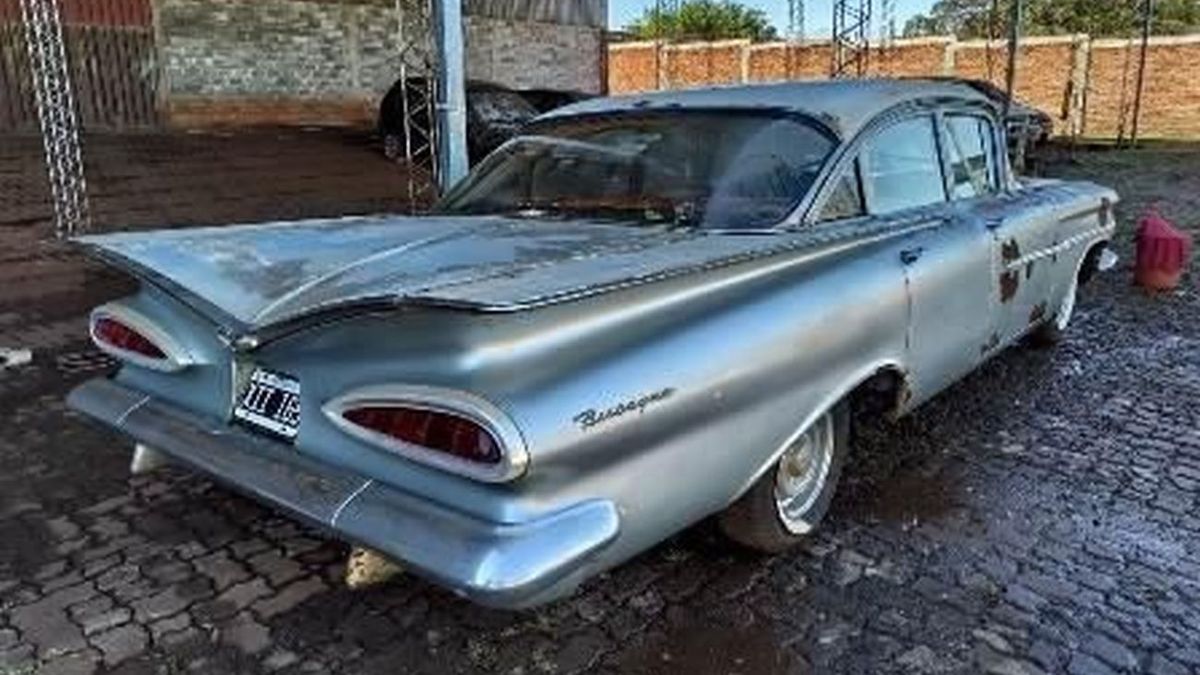 Online Auction: Banco Ciudad auctions cars and trucks, including a classic 1959 car that stands out