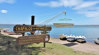 Vista panorámica de la laguna Chasicó, principal atracción turística del pueblo bonaerense que se volvió destino clave para el turismo de escapadas.