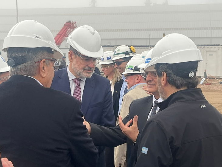 Federico Susbielles, Horacio Marín, Ernesto López Anadón y Lisandro Deleonardis frente al nuevo tren de fraccionamiento de Compañía MEGA. Federico Susbielles, Horacio Marín, Ernesto López Anadón y Lisandro Deleonardis frente al nuevo tren de fraccionamiento de Compañía MEGA.