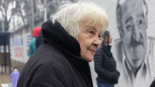 La exvicepresidenta acompañó a dirigentes y simpatizantes del sector en la creación del mural que presenta el rostro de Mujica.