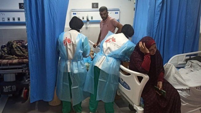 Las autoridades de Gaza reportaron un total de 64.200 muertes a causa de la ofensiva militar israelí en la región. En un solo día, casi 500 personas fallecieron, entre ellas alrededor de 85 víctimas en las últimas 24 horas.