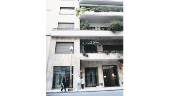 ámbito.com | Efecto colateral del cierre de importaciones: el local que hasta hace pocas semanas ocupaba Escada será tomado por un grupo de inversores chinos para abrir un autoservicio.